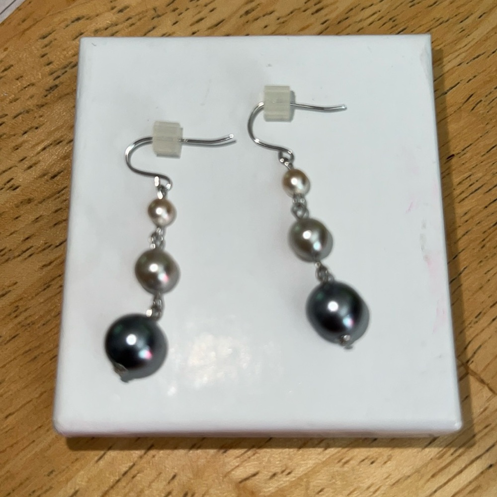 Pearl Earrings tricolor. Unsure if real pearl? Pretty :) Appx 1.5 inches long